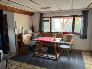 塞格Häusle in der Tannenmühle的客厅配有桌椅和沙发