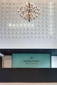 布拉格Hermitage Hotel Prague的吊灯挂在商店的标志上