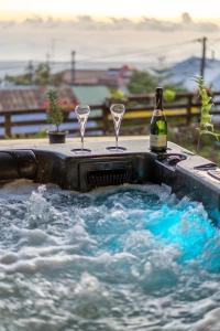 勒唐蓬Villa, Lossy的热水浴池,配有2杯酒和1瓶葡萄酒