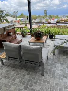 勒唐蓬Villa, Lossy的屋顶上设有长凳和桌子的庭院