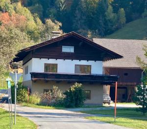 OberferlachLandhaus Graf的路边的房子