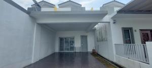 Bandar Puncak AlamHud Hud Homestay的带阳台的白色建筑走廊