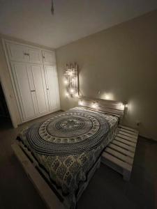 圣马丁德拉韦加Casa chill的一间卧室配有一张铺着地毯的床
