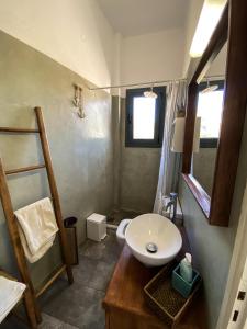 波多河丽La Pausa的一间带水槽和卫生间的小浴室