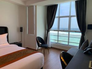 胡鲁马累Rivethi Beach的酒店客房设有一张床和一个大窗户
