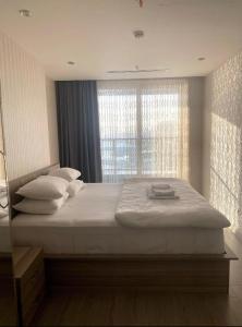 伊斯坦布尔Luxury 2 Room Suite Apartment With Seaview In Center的一间卧室设有一张大床和窗户