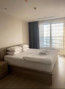 伊斯坦布尔Luxury 2 Room Suite Apartment With Seaview In Center的卧室配有一张带白色床单和枕头的大床。
