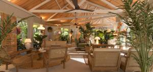 格兰贝伊维兰达大湾酒店及水疗中心的客厅配有桌椅和植物