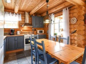 覃达达伦7 person holiday home in S LEN的小屋内的厨房配有木桌和椅子