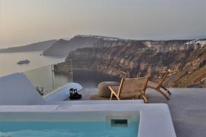 梅加洛克里Nelya Suites的浴缸,享有大峡谷的景色