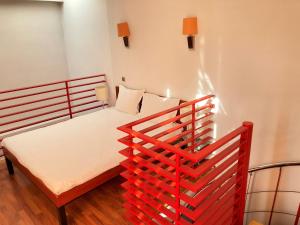 布加勒斯特塔尼亚 - 法兰克福酒店的一间小卧室,房间内设有一张红色的床