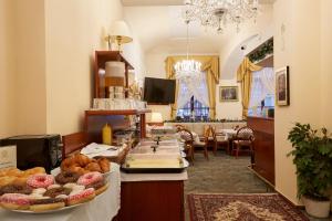 布拉格FLEUR DE LIS HOTEL的一间房间,桌子上摆放着不同类型的食物