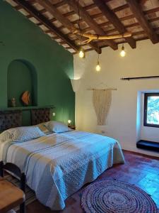 SobrestanyMas Del Llop Blanc - Dog friendly Hostal Rural - B&B的一间卧室配有一张带蓝色棉被的大床