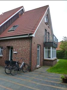 朗格奥Karkpolder Residenz Haus 3的停在砖房前的自行车