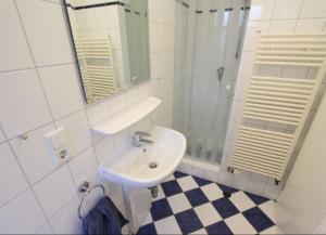 朗格奥Karkpolder Residenz Haus 3的白色的浴室设有水槽和镜子