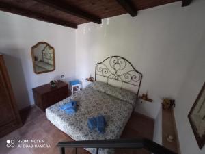 龙奇廖内La Casa dei Daini的一间卧室配有一张床和镜子