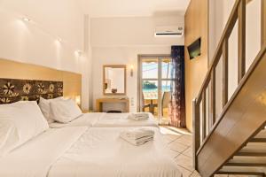 斯陶帕Kalogria的酒店客房带两张床和楼梯