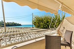 斯陶帕Kalogria的阳台配有椅子,享有海景。