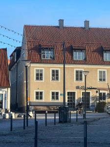 维斯比Stora Torget - Visby Lägenhetshotell的前面有长凳的建筑
