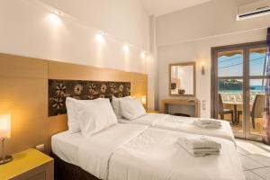 斯陶帕Kalogria的酒店客房设有两张床和窗户。
