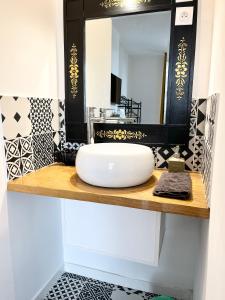 卡尔卡松SalutBB Chambre d'hote的浴室设有白色水槽和镜子
