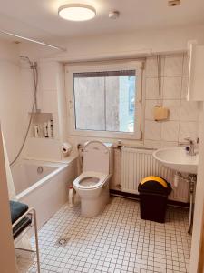 卢森堡Nice rooms in Beggen house - In Luxembourg city的一间带卫生间和水槽的浴室