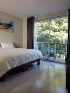 圣玛丽戴尔奥罗Hotel CaLu 2 en La Laguna, Santa María del Oro的一间卧室设有一张床和一个大窗户