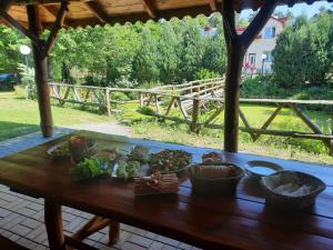 NarolGospodarstwo Agroturystyczne Pod Lasem Maria Płazio的一张木桌,上面放着一碗食物