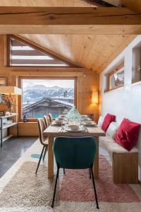 韦尔比耶Luxurious Chalet in Verbier的一间带桌子和沙发的用餐室