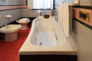 帕多瓦Residence La Fenice的带浴缸、卫生间和盥洗盆的浴室
