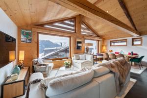 韦尔比耶Luxurious Chalet in Verbier的客厅设有大沙发和大窗户