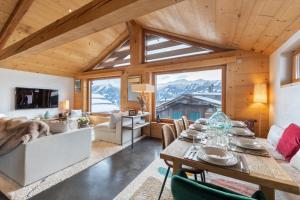 韦尔比耶Luxurious Chalet in Verbier的用餐室以及带桌椅的起居室。