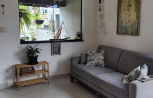 圣代佩德罗CASA AZUL São Pedro的带沙发和窗户的客厅