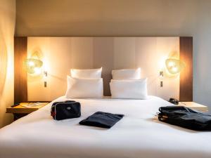 梅朗梅朗格勒诺布尔美居酒店的两袋睡在白色床上