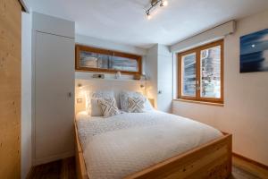 韦尔比耶Luxurious Chalet in Verbier的一间卧室设有一张床和一个窗口