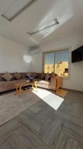 米多恩Villa Aline Lagune Djerba的客厅配有沙发和桌子