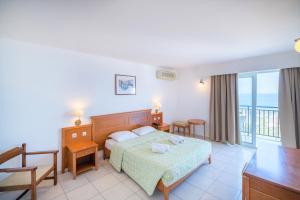赫索尼索斯塞米勒米斯村酒店的酒店客房设有一张床和一个阳台。