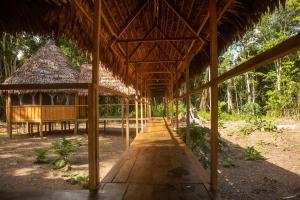 YucurucheEywa Lodge Amazonas - All inclusive的茅草屋顶的大型竹亭