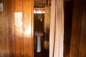 YucurucheEywa Lodge Amazonas - All inclusive的浴室配有卫生间和窗帘