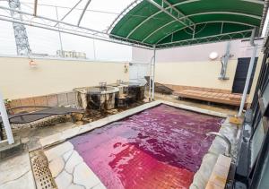 甲斐市HOTEL LiVEMAX Kofu的一间房间地板上一大块紫色地毯