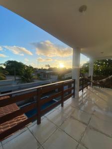 圣若泽-达科罗阿格兰迪Beach House Sao Jose的从房子的阳台上可欣赏到日落美景