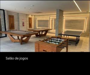 萨利诺波利斯SALINAS PREMIUM RESORT的一个带台球桌的房间,配有两张乒乓球桌