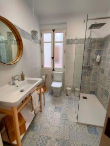 特鲁埃尔Tirwal Suite的一间带水槽、卫生间和淋浴的浴室