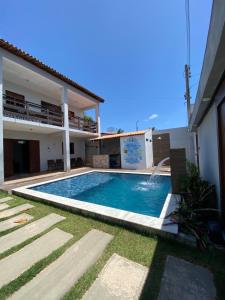 圣若泽-达科罗阿格兰迪Beach House Sao Jose的一座房子后院的游泳池