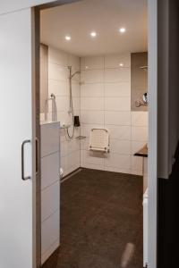 荷兰之角Hotel Torpedoloods的带淋浴和盥洗盆的浴室