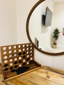 泰恩St Duthus Villa Guesthouse的镜子坐在桌子上,上面有板子