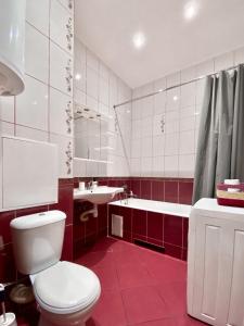 基辅Чарівна, простора квартира в 2хв від МВЦ, Лівобережна的红色和白色的浴室设有卫生间和水槽