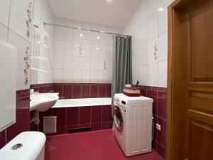 基辅Чарівна, простора квартира в 2хв від МВЦ, Лівобережна的一间带洗衣机和水槽的浴室