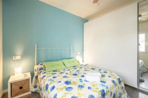 格拉纳达Casa Pablo -Granada-的一间卧室配有一张蓝色墙壁的床