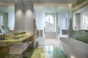 科莫Vista Palazzo - Small Luxury Hotels of the World的带浴缸、卫生间和盥洗盆的浴室